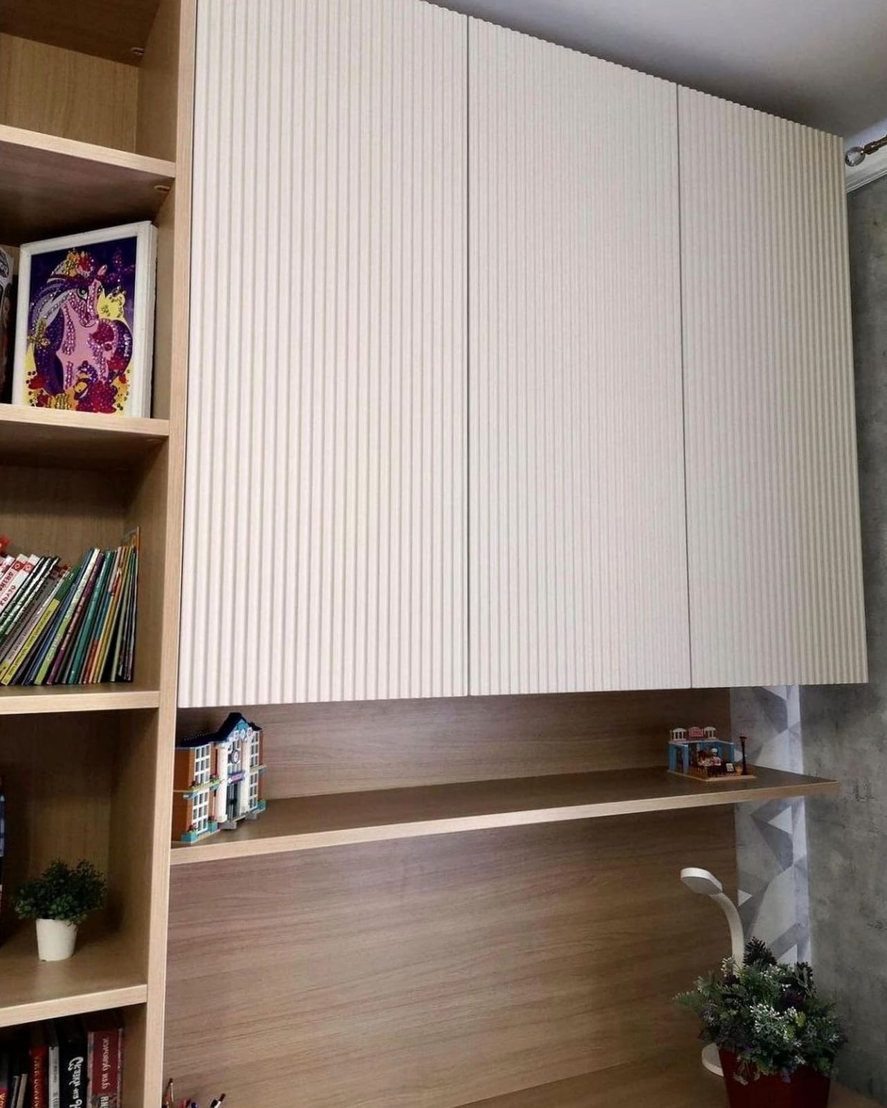 Угловой книжный шкаф на заказ - полки в углу у окна, КомодМск Москва