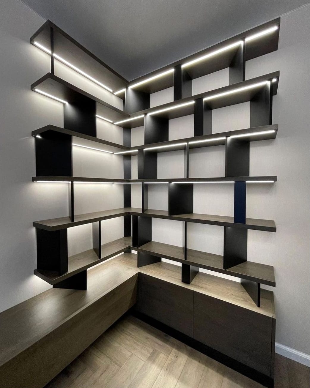 Угловой книжный шкаф на заказ - угловые полки с подсветкой, КомодМск Москва
