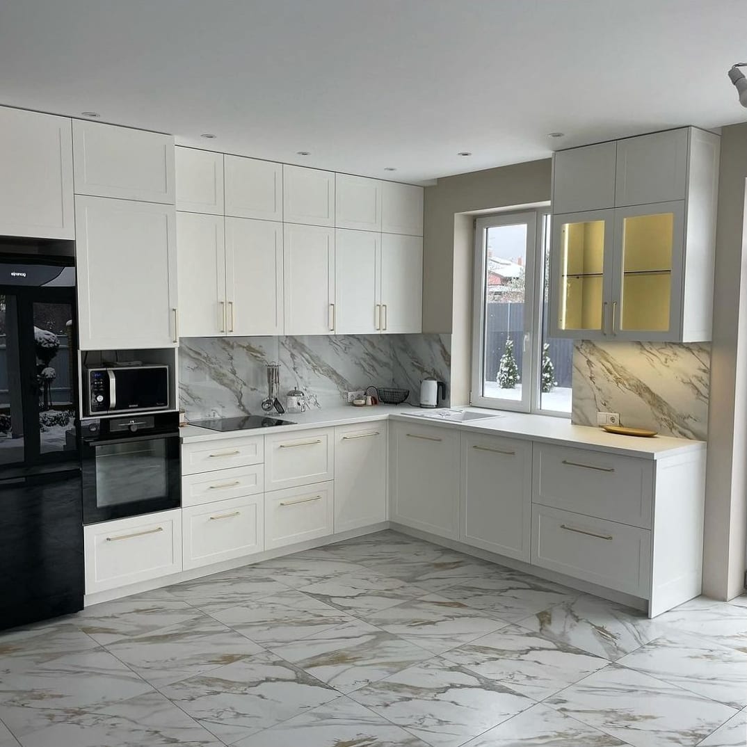 Белая кухня на заказ - кухни на заказ, КомодМск Москва, с мрамором, угловая