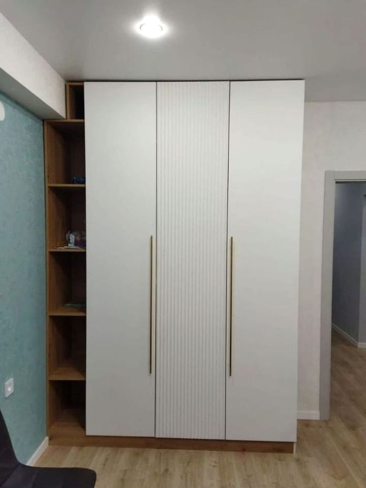 Угловой платяной шкаф на заказ - светлый угол с золотистыми ручками-профилями, КомодМск Москва