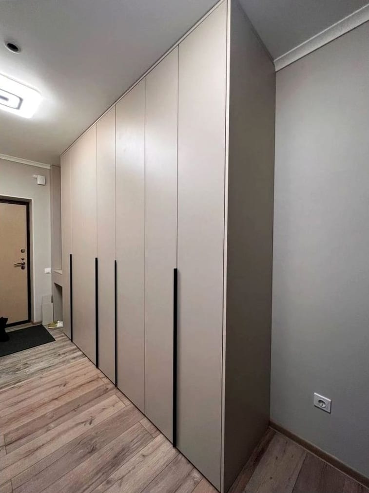 Узкий платяной шкаф на заказ - платяные шкафы на заказ, КомодМск Москва, серый матовый фасад