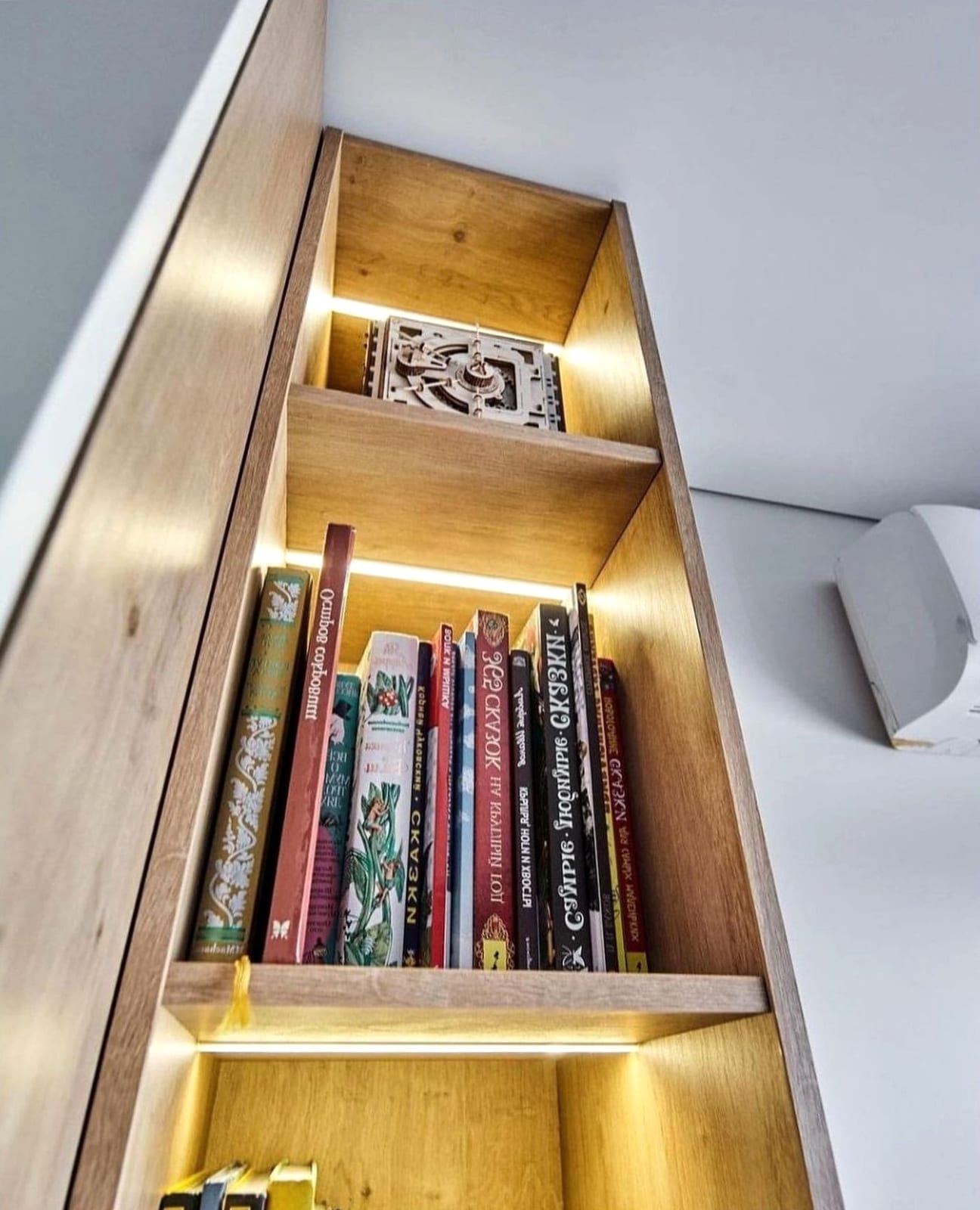 Книжные полки на заказ - ниши с подсветкой под детские книги, КомодМск Москва