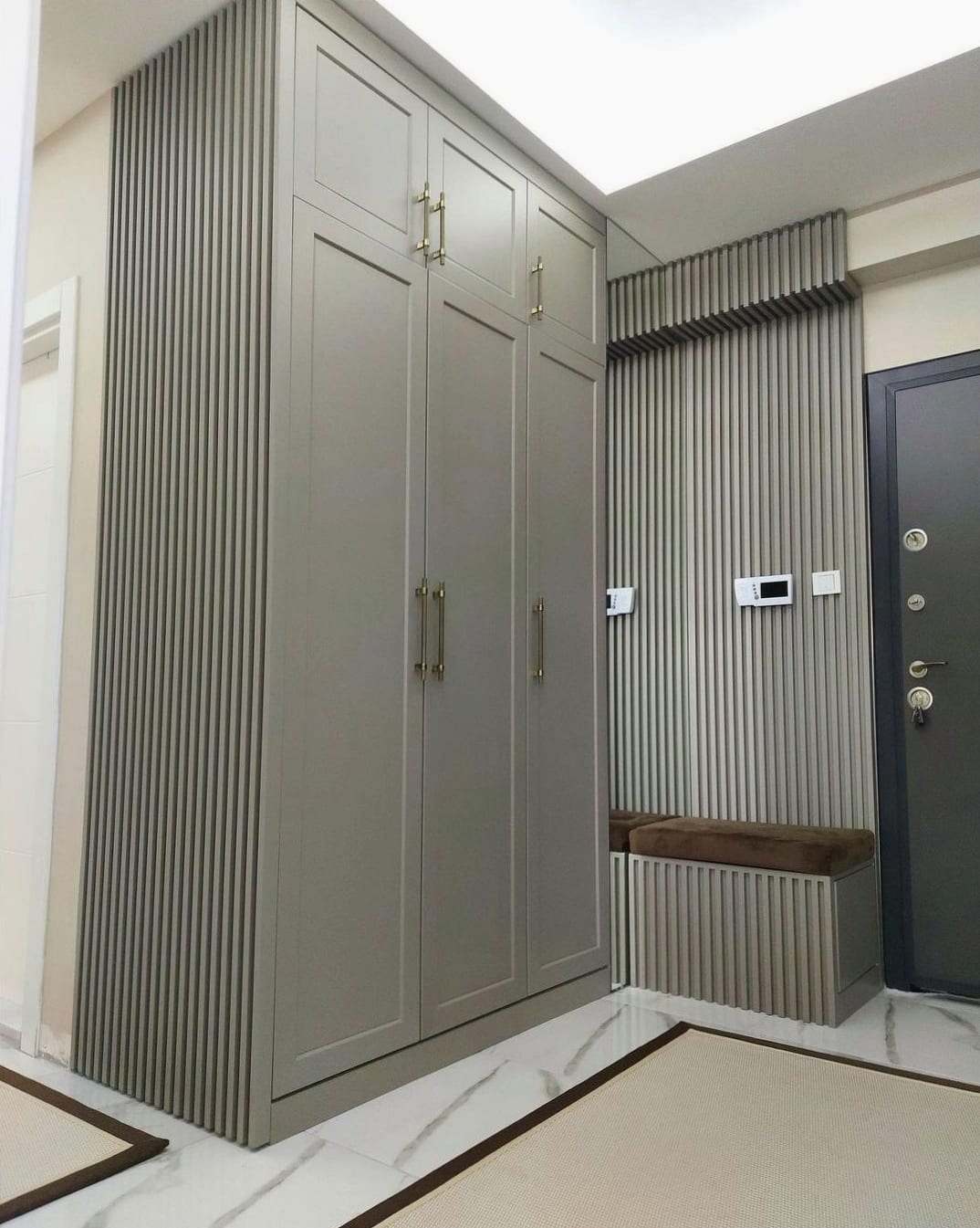 Прихожая на заказ - прихожие на заказ, КомодМск Москва, серая с фрезеровкой и скамьёй