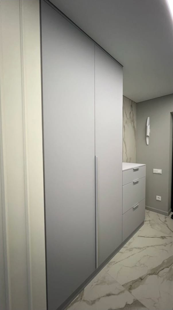 Встроенный шкаф-купе на заказ - шкафы-купе на заказ, КомодМск Москва, встроен в нишу, серые фасады