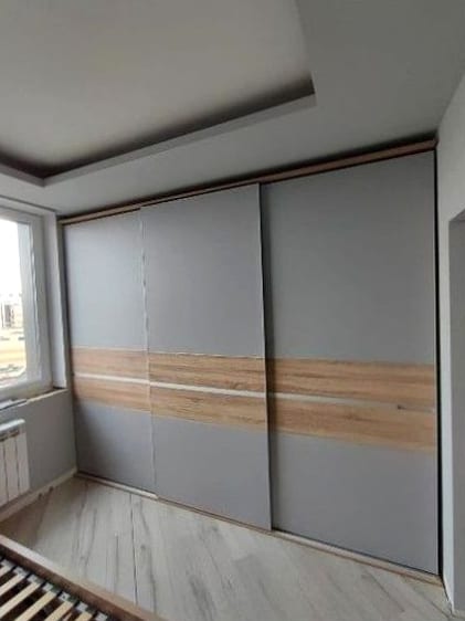 Встроенный шкаф-купе на заказ - серые полотна с деревянной вставкой у окна, КомодМск Москва