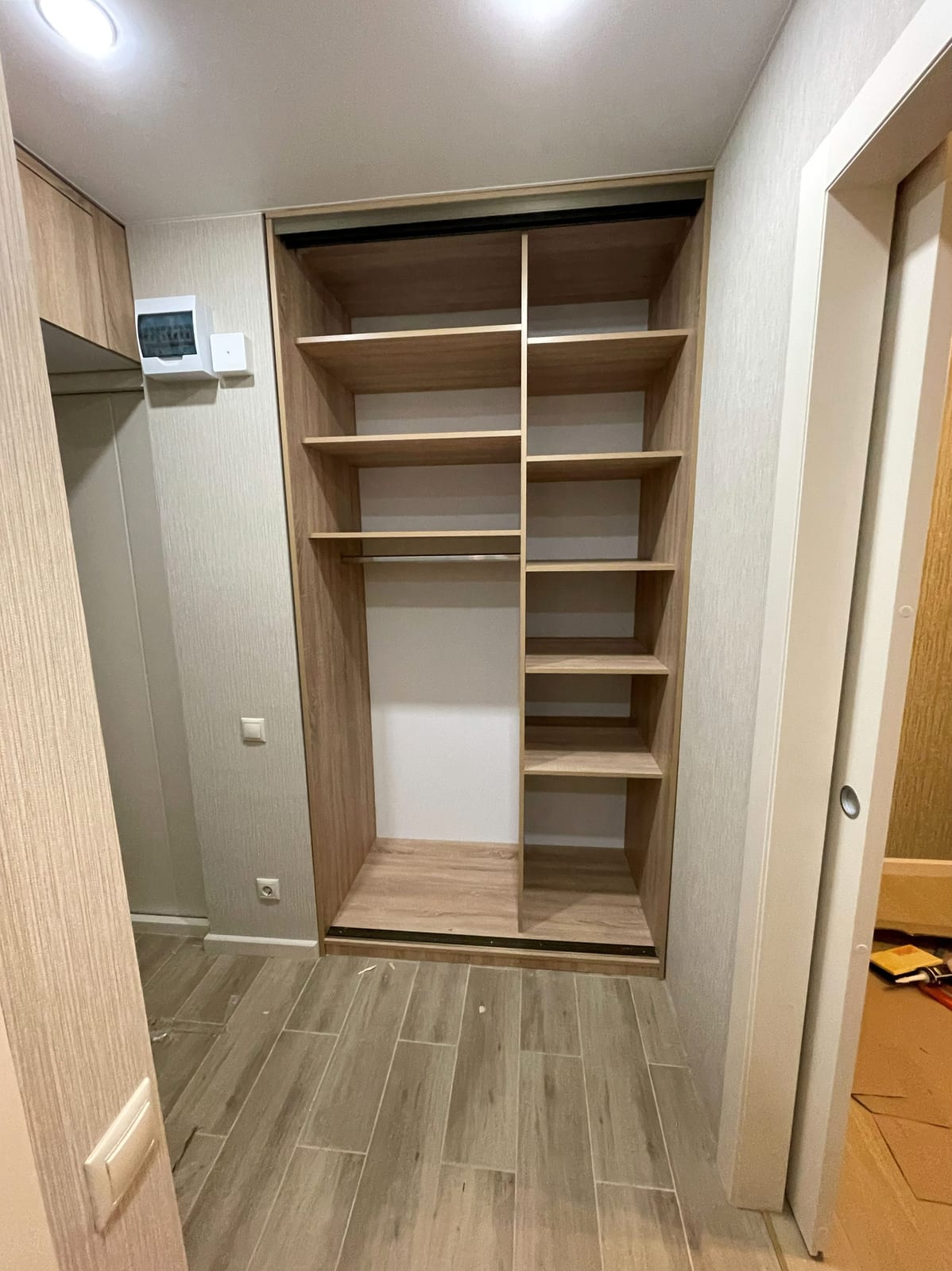 Встроенный шкаф в нишу на заказ - наполнение из светлого дуба в нише без дверей, КомодМск Москва